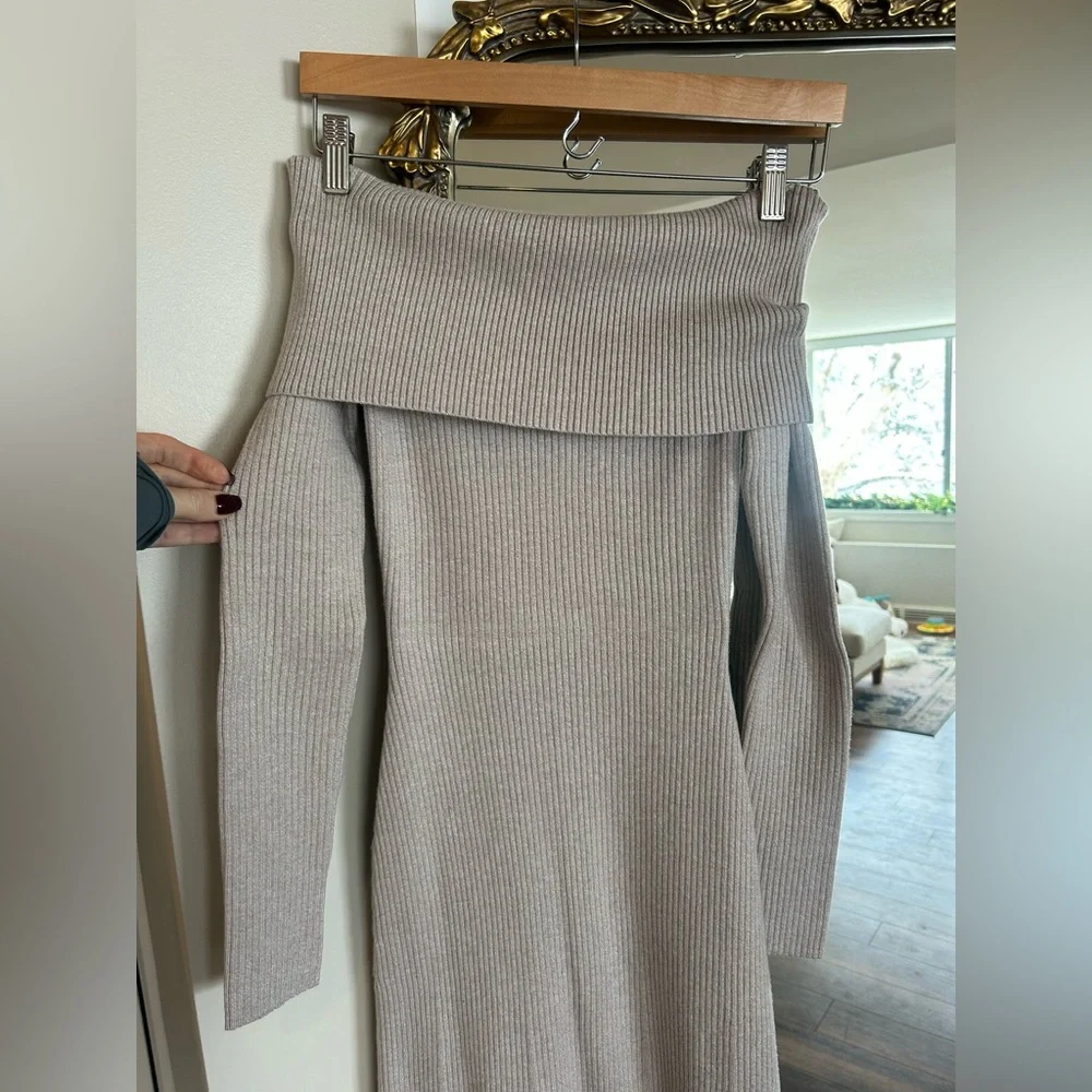 Abercrombie off the shoulder maxi sweater dress - Picture 2 of 3